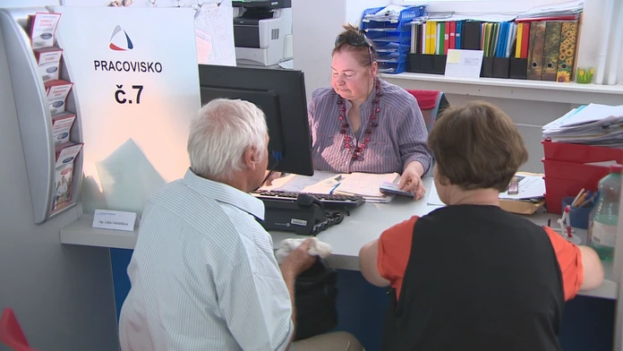 Dôchodky budú v apríli meškať. Sociálna poisťovňa prezradila, ktorí seniori si počkajú