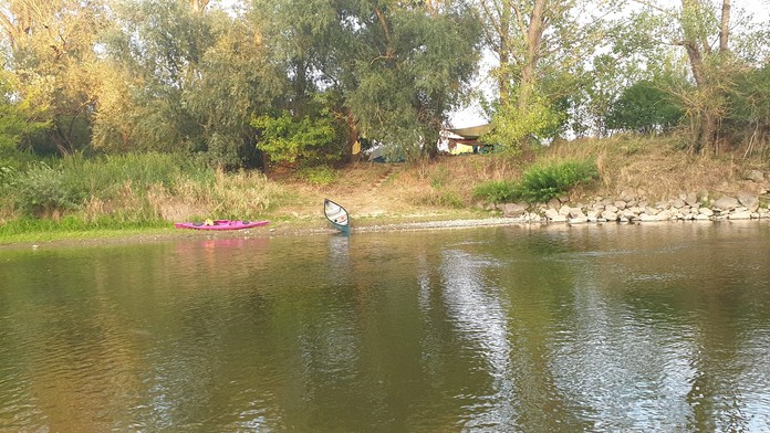 Tragédia na južnom Slovensku. Matka si s deťmi šla zaplávať do rieky, utopila sa ona aj jedna z dcér (†7)