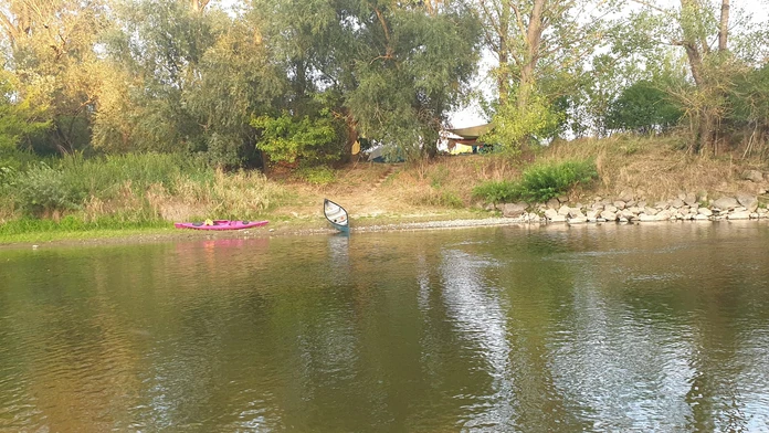 Tragédia na južnom Slovensku. Matka si s deťmi šla zaplávať do rieky, utopila sa ona aj jedna z dcér (†7)