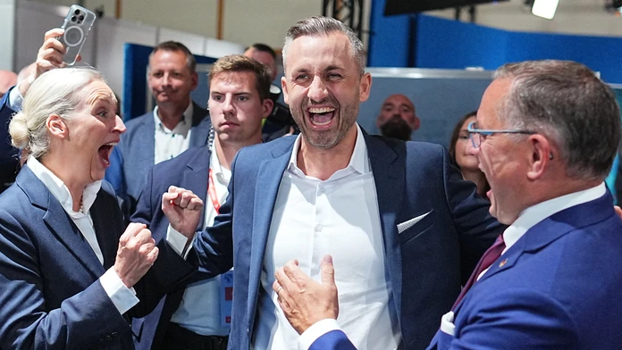 Líder strany Alternatíva pre Nemecko (AfD) Ulrich Siegmund (uprostred) a spolupredsedovia AfD  Tino Chrupalla a Alice Weidelová oslavujú po zverejnení prvých priebežných výsledkoch po krajinských voľbách v nemeckej spolkovej krajine Sasko-Anhaltsko.