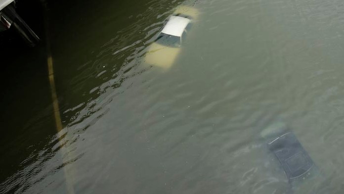 Pomaly postupujúci Harvey zaplavil Houston.