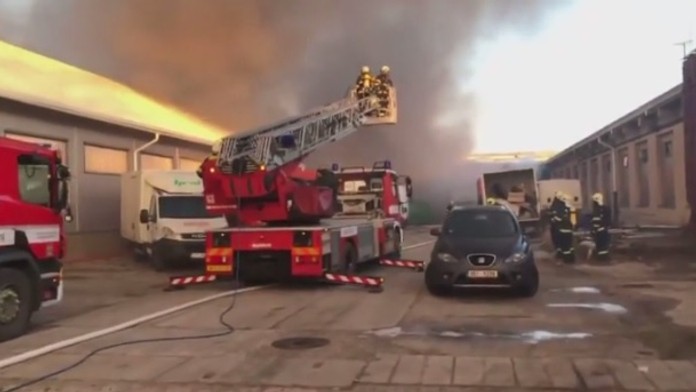 Požiar skladu pyrotechniky v Prahe