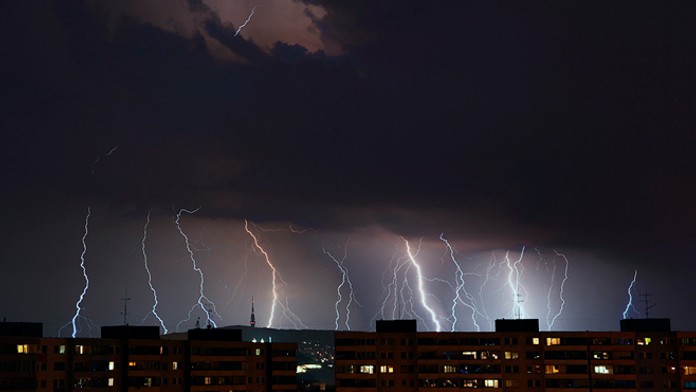 Blesky nad Bratislavou.