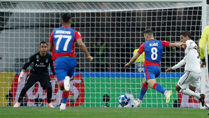 Nikola Vlašič (s loptou) z CSKA Moskva strieľa gól do siete Realu v zápase LM.