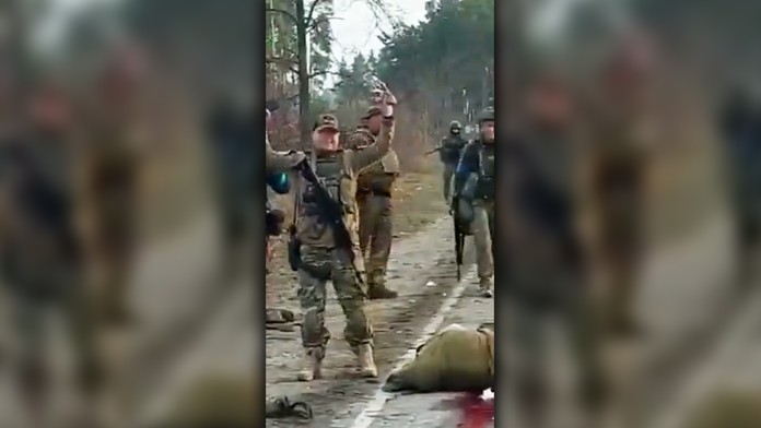 Video ukazuje, ako Ukrajinci popravili zajatých Rusov. Pravosť záberov overil americký denník