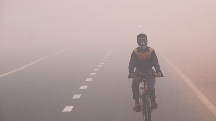 Život v hlavnom meste Indie začína byť neúnosný. Obyvatelia bojujú o každý nádych