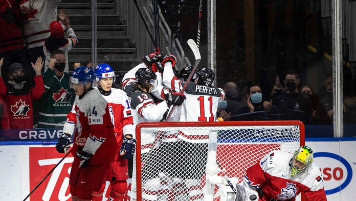 Českí mladíci v zápase s Kanadou.