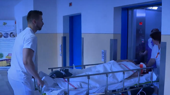 Muža okamžite previezli do nemocnice.