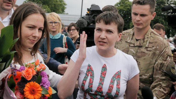 Odsúdená vojačka Nadija Savčenková so sestrou Virou.