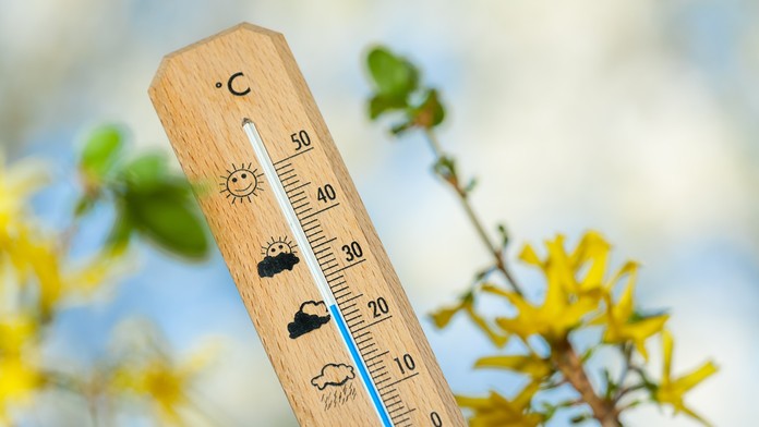 Fľaše s močom okolo ciest