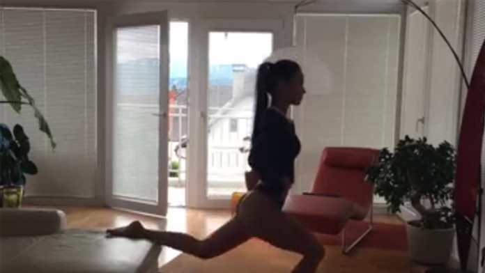 Cvičenie na zadok v obývačke.