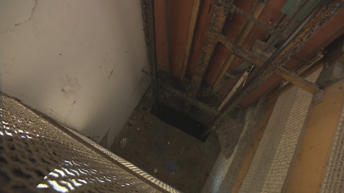 Zdravotný stav mamičky z výťahu sa zhoršil a je mimoriadne kritick