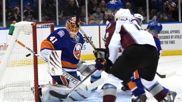 Brankár Jaroslav Halák blokuje strelu Tysona Barrieho z Colorada Avalanche.