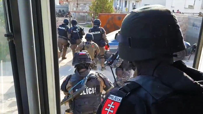 Policajný zásah v Seredi.