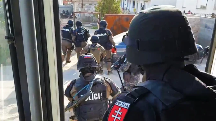 Policajný zásah v Seredi.