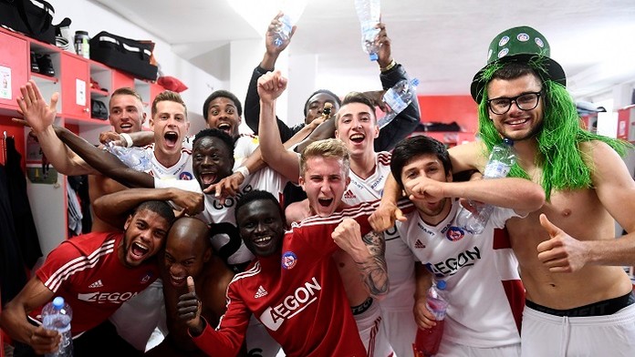 Hráči AS Trenčín oslavujú v kabíne po výhre 4:0