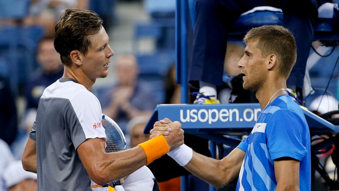 Slovenský tenista Martin Kližan a Čech Tomáš Berdych si podávajú ruky po zápase 2.kola US Open.