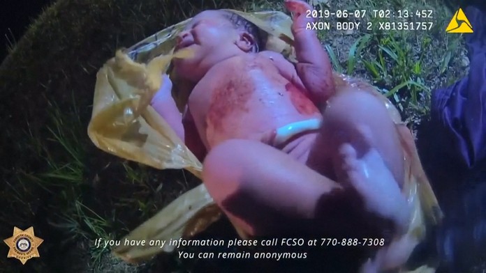 Novorodenec v igelitovom vreci.