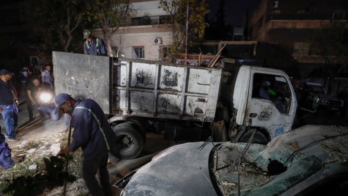 Pracovníci upratujú po leteckom útoku izraelskej armády na sýrsku metropolu Damask.