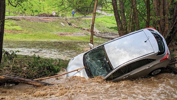 Východnému Slovensku hrozia záplavy, na západe sa z nich spamätávajú. Pre týchto päť okresov platia výstrahy