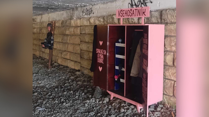 Do podchodu umiestnili netradičný šatník. Z láskavej myšlienky vznikla veľká vec