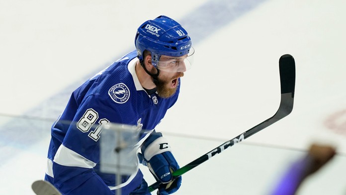 Slovenský hokejový obranca v drese Tampy Erik Černák sa teší po strelení gólu.