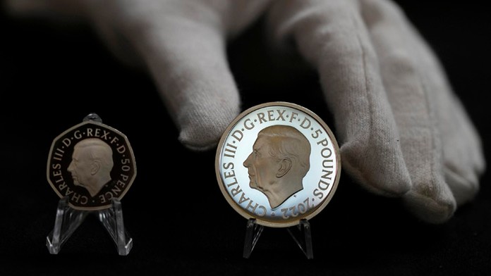 Britská kráľovská mincovňa predstavila prvé mince s motívom kráľa Karola III. 