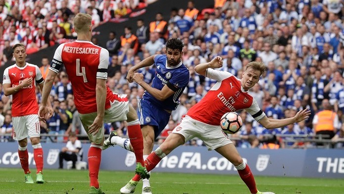 Momentka z napínavého futbalového zápasu