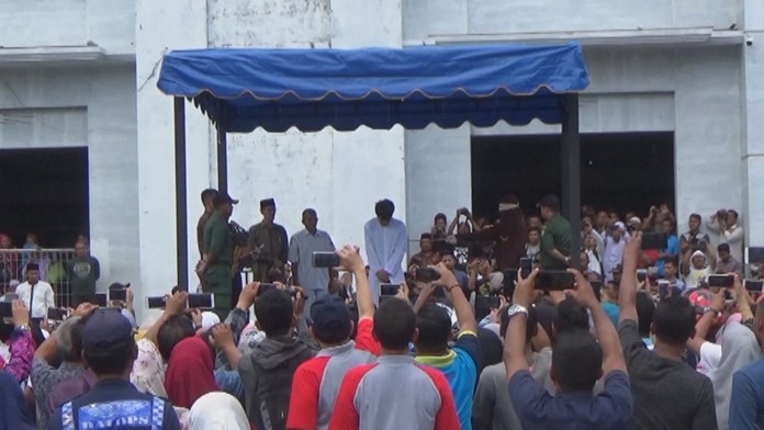 Verejné palicovanie dostali tri nemanželské páry a tiež dve ženy obvinené z prostitúcie. 