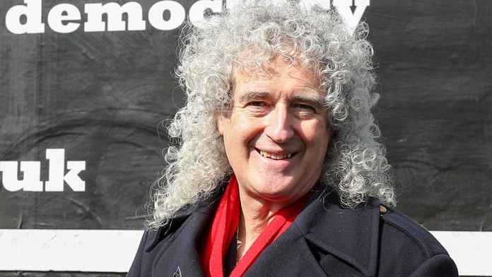 Ľudia sa kúpu a opaľujú na pláži v Barcelone..jpg