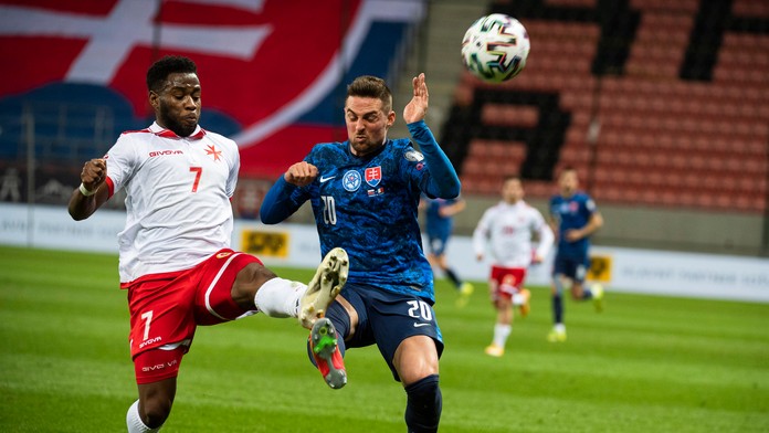Na snímke zľava Joseph Mbong (Malta) a Róbert Mak (Slovensko) v zápase kvalifikácie MS 2022.