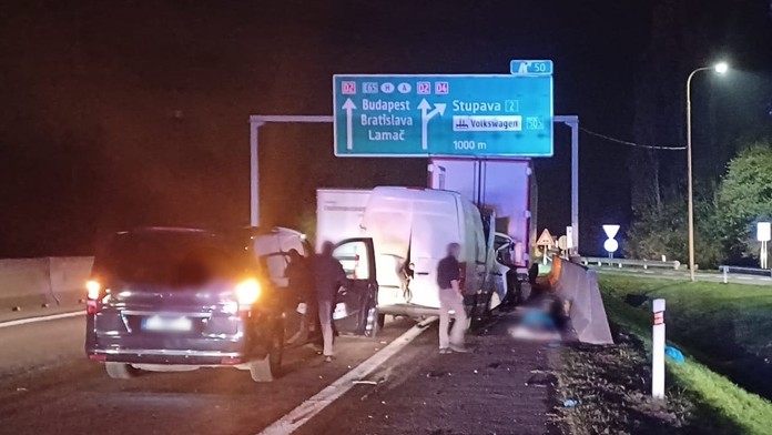 Tragická nočná nehoda na D2. Zrážku dodávky a kamióna neprežil vodič (†39)