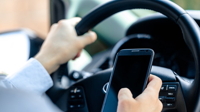 Vodiči pozor, od júla sa zvýšia pokuty za telefonovanie za volantom, môžete prísť aj o vodičák