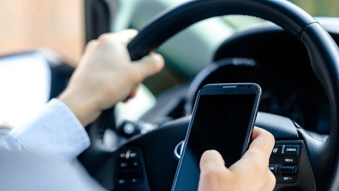 Vodiči pozor, od júla sa zvýšia pokuty za telefonovanie za volantom, môžete prísť aj o vodičák