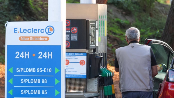 Muž zabudol manželku na benzínke, všimol si to až po 300 kilometroch. Bizarný príbeh vyvolal množstvo otázok