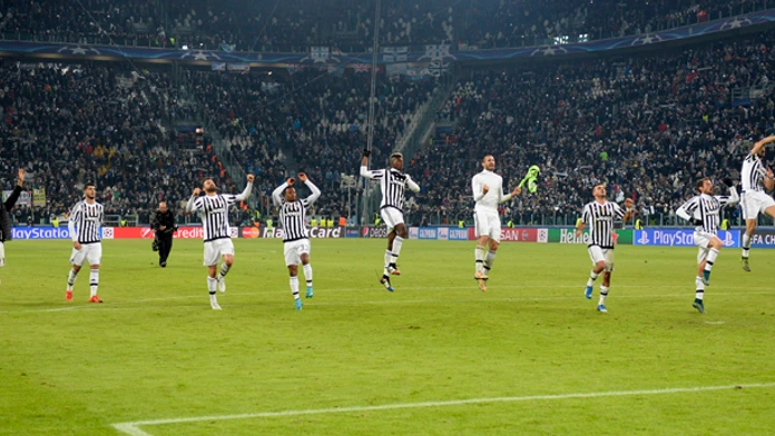 Hráči Juventusu oslavujú víťazstvo v skupinovej fáze LM nad Manchester City.