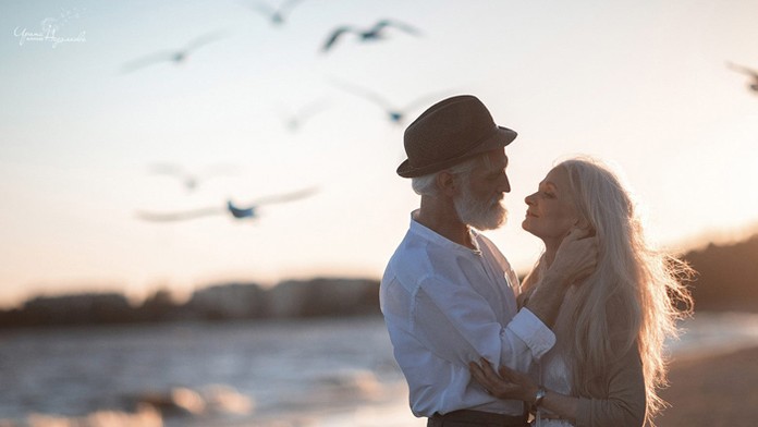 Staručkí, ale stále rovnako zamilovaní. Snímky tohto páru dojímajú svet