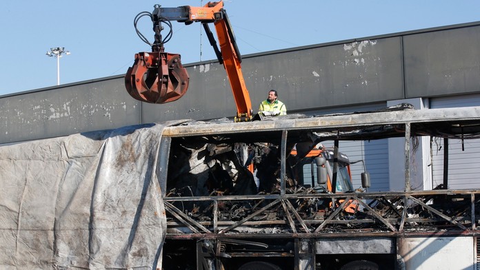 Trosky zhoreného autobusu po tragickej nehode neďaleko Verony 21. januára 2017.