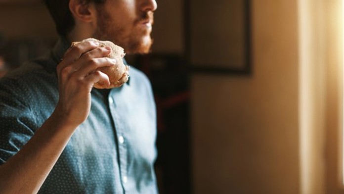 Pri jedle spozoroval zvláštny príznak. Mužovi teraz zostáva pár mesiacov života