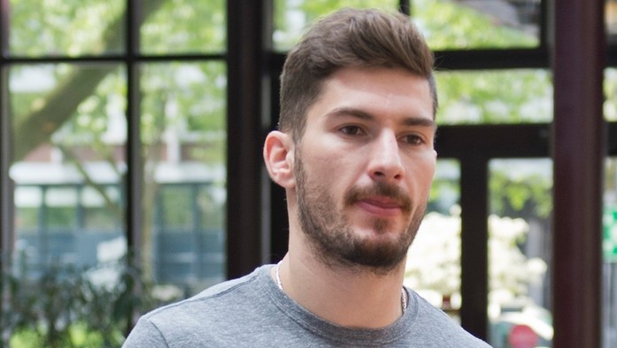 Na snímke Dávid Skokan prichádza medzi novinárov počas voľného dňa na MS v ľadovom hokeji.