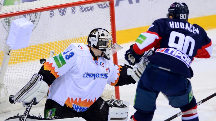 Libor Hudáček (Slovan) strieľa gól a Jakub Štěpánek (Čerepovec)