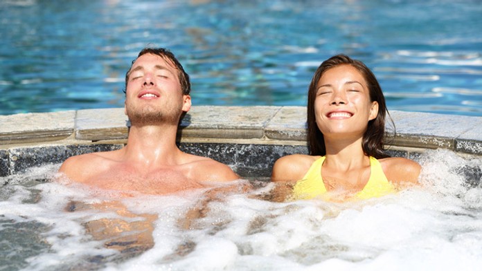 Relax vo vírivej vani je vždy príjemný.