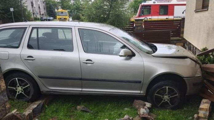 Smutná udalosť v Turci. Vodič narazil do plota domu, nehodu neprežil