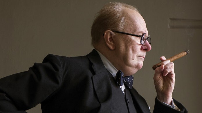 Gary Oldman ako Winston Churchill v snímke Darkest Hour