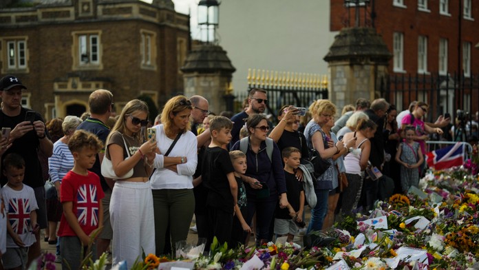 Zakázali plyšáky, balóny a dokonca aj sviečky. Ľudia môžu vzdať úctu Alžbete II. iba dvoma spôsobmi