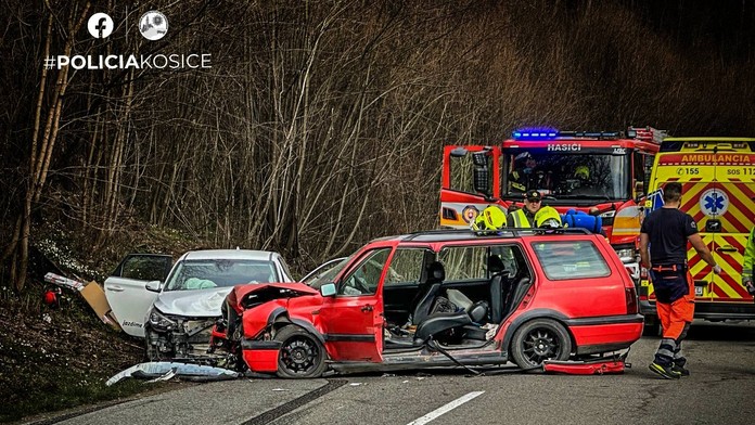 Čelná zrážka na východe Slovenska. Zasahujú všetky záchranné zložky