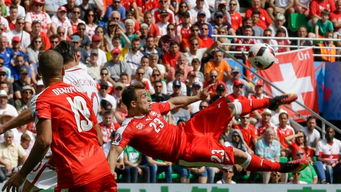 Chirurgicky presné nožničky z hranice šestnástky poslali zápas Švajčiarsko-Poľsko do predĺženia.