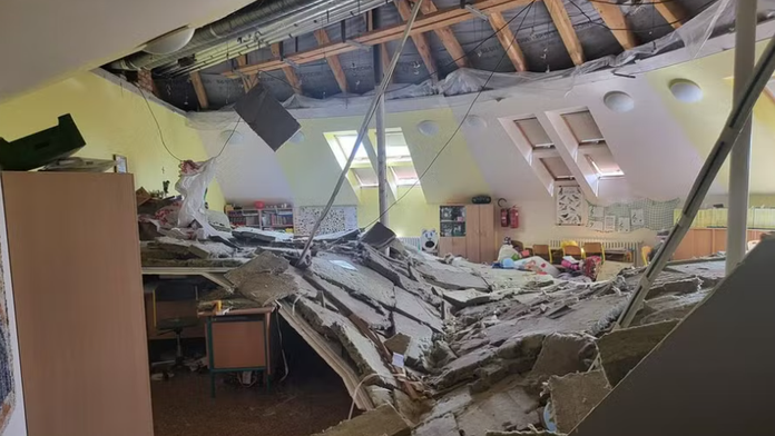 Šok na základnej škole v Česku. V jednej z tried sa prepadol strop, tri deti potrebovali ošetrenie