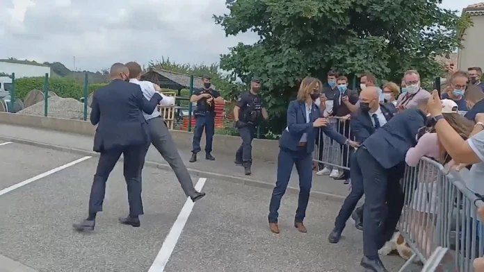 Ochrankár odvádza do bezpečia prezidenta Macrona po útoku nespokojného občana.