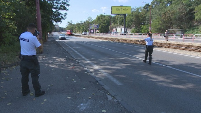 Policajti stáli na bratislavskom nábreží sotva 10 minút a už chytili prvého previnilca.